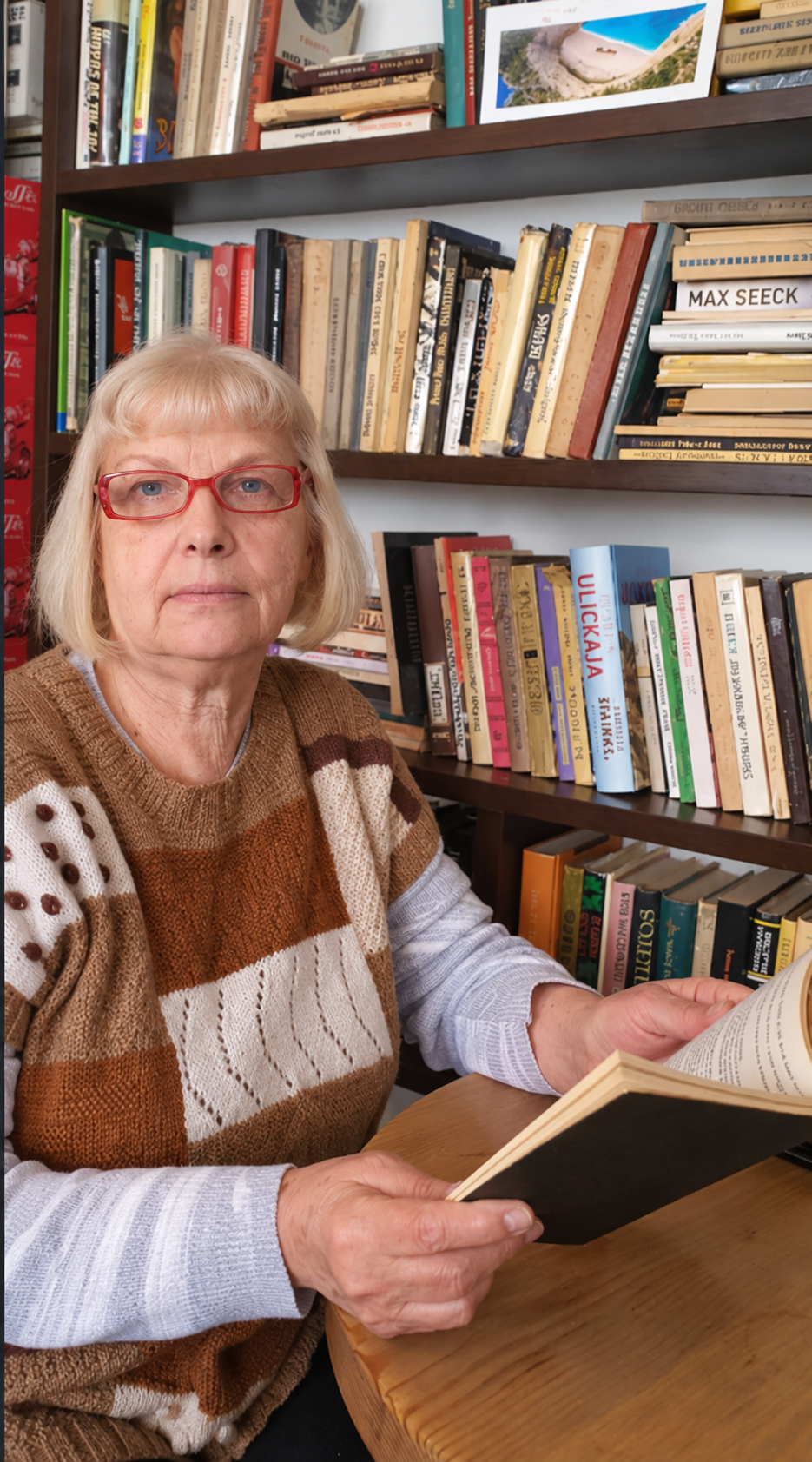 Галина Галка з книжкою біля книжкових полиць